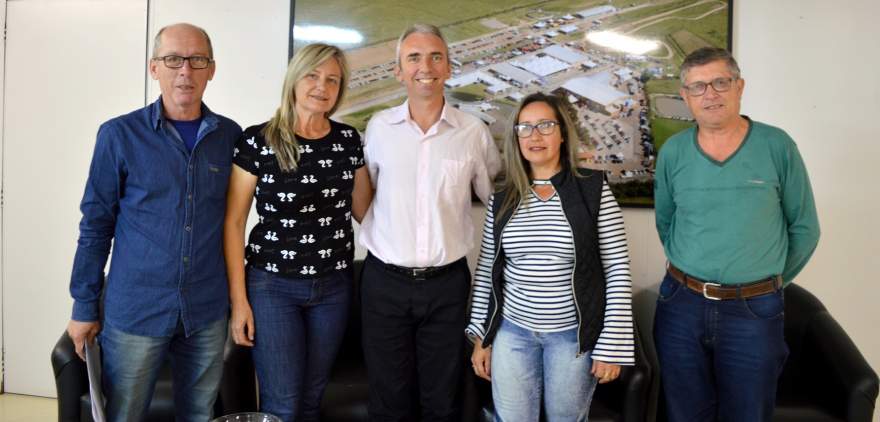 Presidente do Comude Albino, secretária Sandra, prefeito Paulo, Marilda Alves e Marco Treichel do Comude - Divulgação