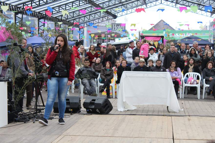 A apresentação de Heloísa, outra das vencedoras do Festival da Canção