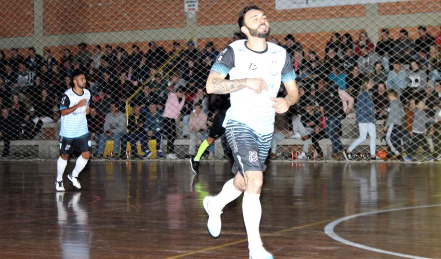 Renan festeja o segundo gol de sua equipe, após assistência de Bugrinho