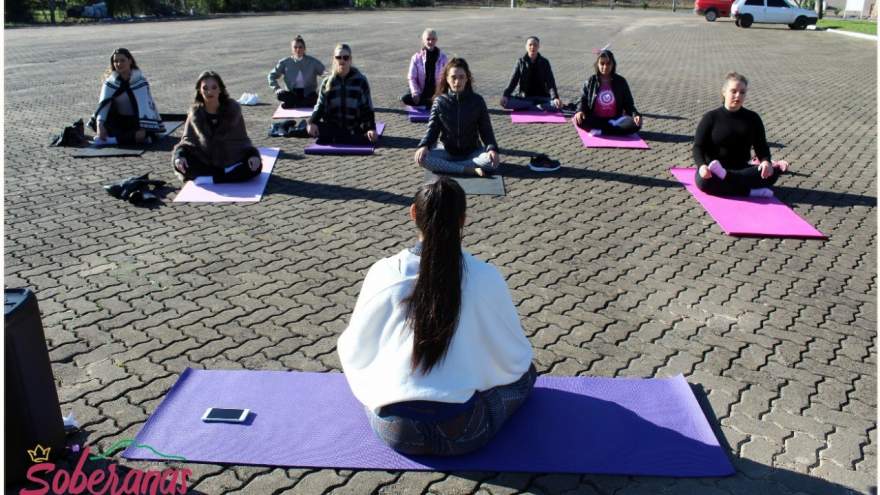 A atual Princesa de Candelária, Gabriele Bredow, ministrou uma aula de yoga para as candidatas