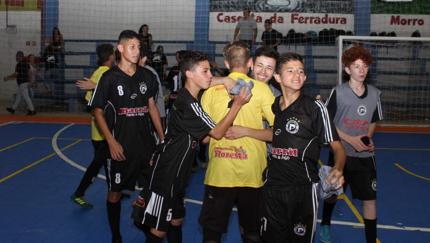 Logo após o final da partida, jogadores do Pinheiro comemoraram bastante a conquista da vaga