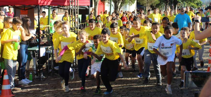 A largada para a corrida 1km infantil