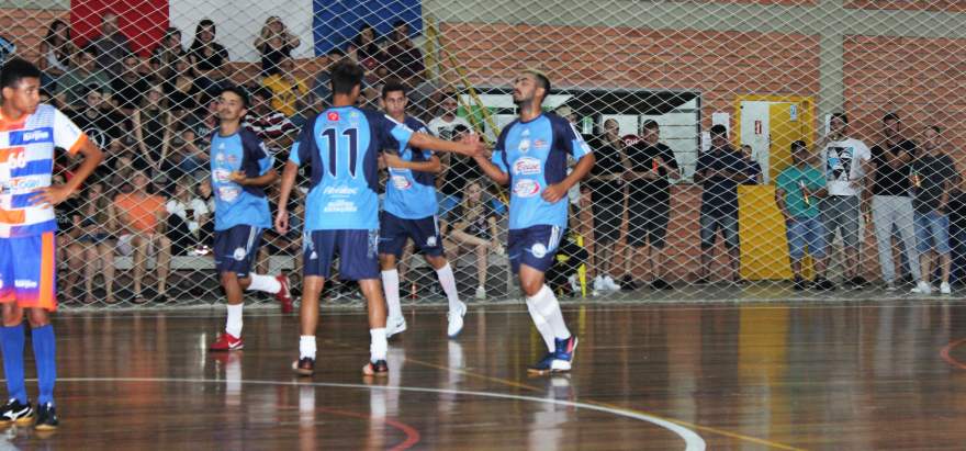 Jogadores do FCC/Beise festejam o gol de Maicon, que abriu o placar