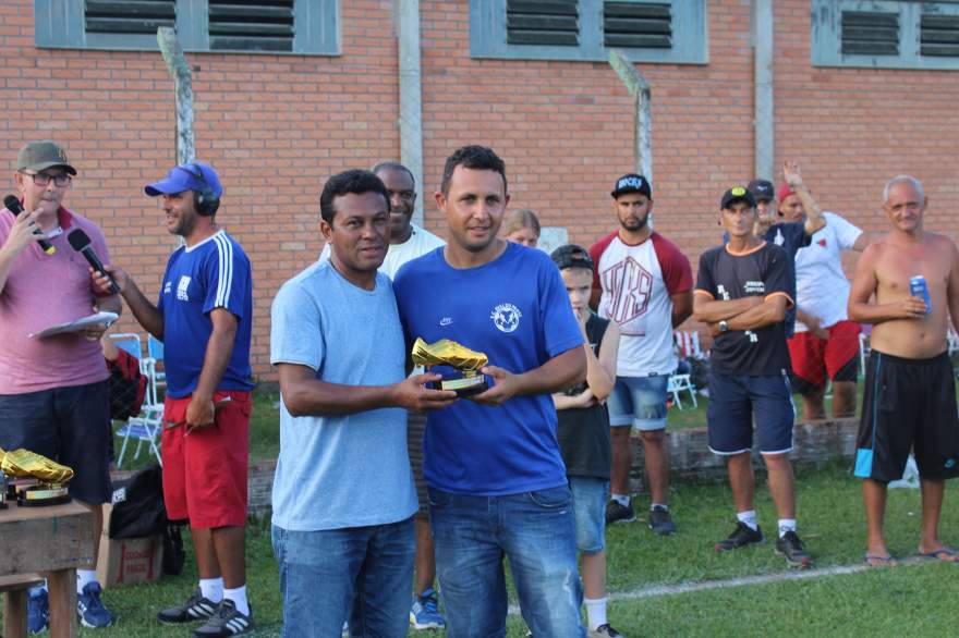 Coelho, destaque da categoria veteranos. Troféu foi entregue para um representante do Ewaldo Prass