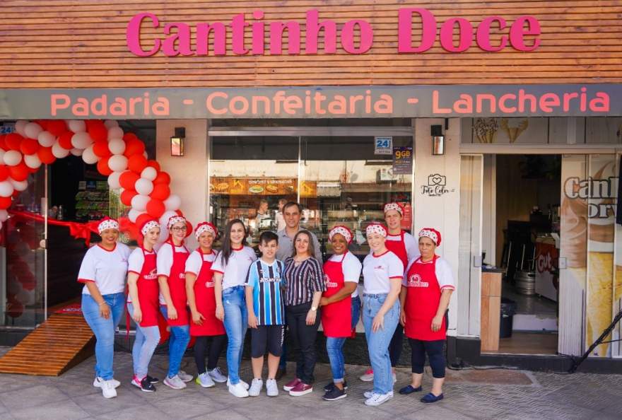 Equipe da padaria na reinauguração realizada nesta quarta, 19