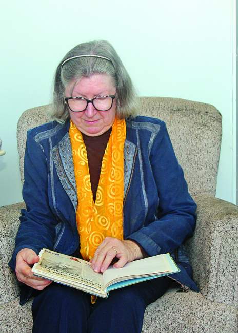 Olívia Mundstock folheando o seu “Gästebuch”