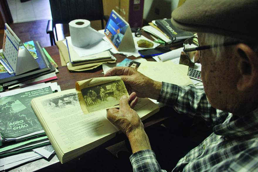 : Hilton Gewehr mostrando uma foto na propriedade de Linha Bernardino, por volta de 1938. (Foto: Arthur L. Mallmann | Folha de Candelária)