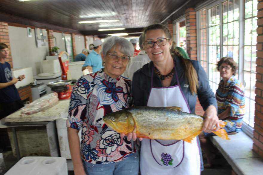 Dourados produzidos na propriedade de Maria Karnopp, na Picada Roos, estão sendo comercializados na 26ª Feira do Peixe de Candelária