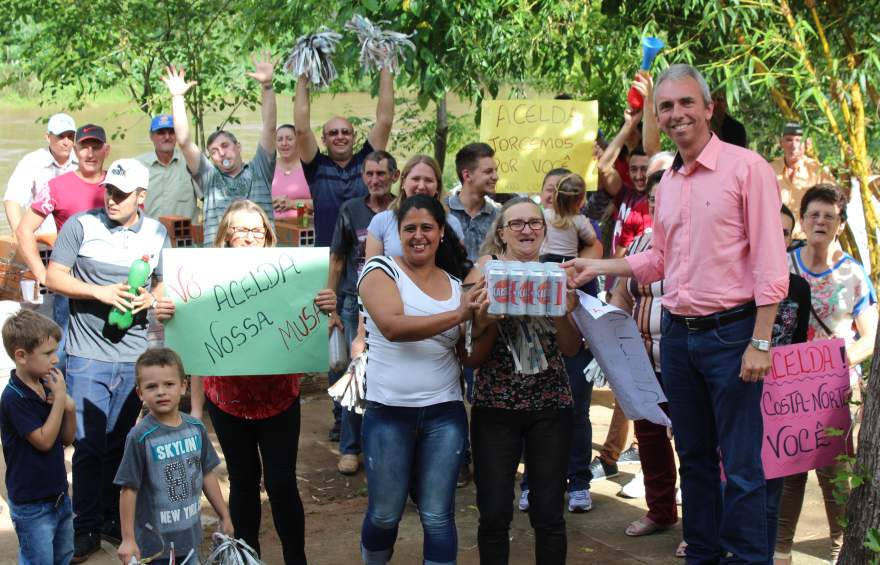 Prefeito Paulo Butzge com a torcida da candidata Acelda, uma das premiadas