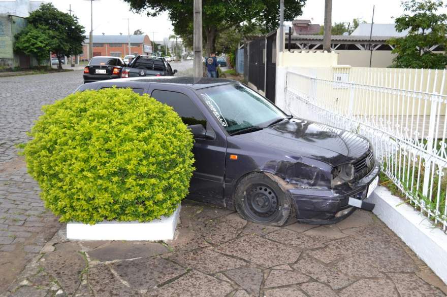 Veículo colidiu contra a grade de uma residência 