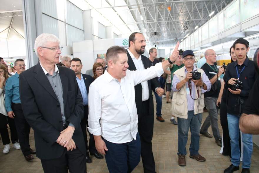 Autoridades visitam o novo pavilhão da Agroindústria Familiar