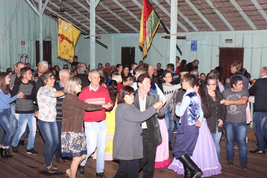 Parte dançante da festa foi aberta com a tradicional polonaise