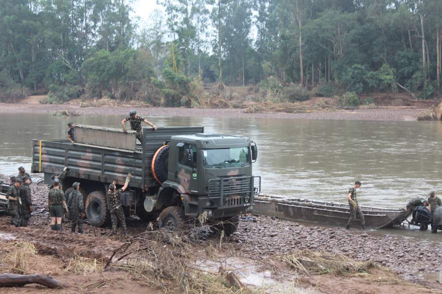 Exército inicia instalação de passagem flutuante na Prainha 