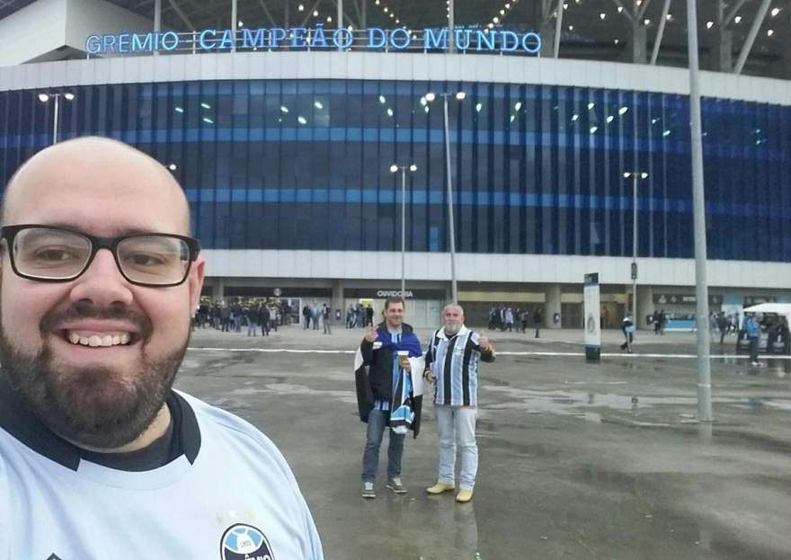 Em foto publicada na rede social Facebook, Fernando, Dione e Jorge registram chegada na Arena do Grêmio - Crédito: Divulgação