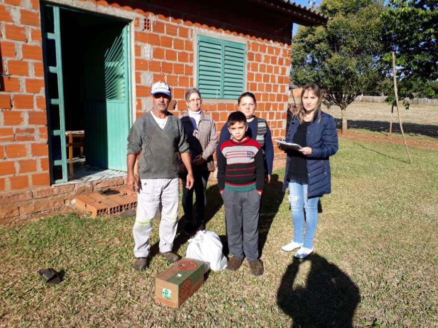 Kits com produtos que seriam destinados à merenda escolar começaram a ser distribuídos na terça