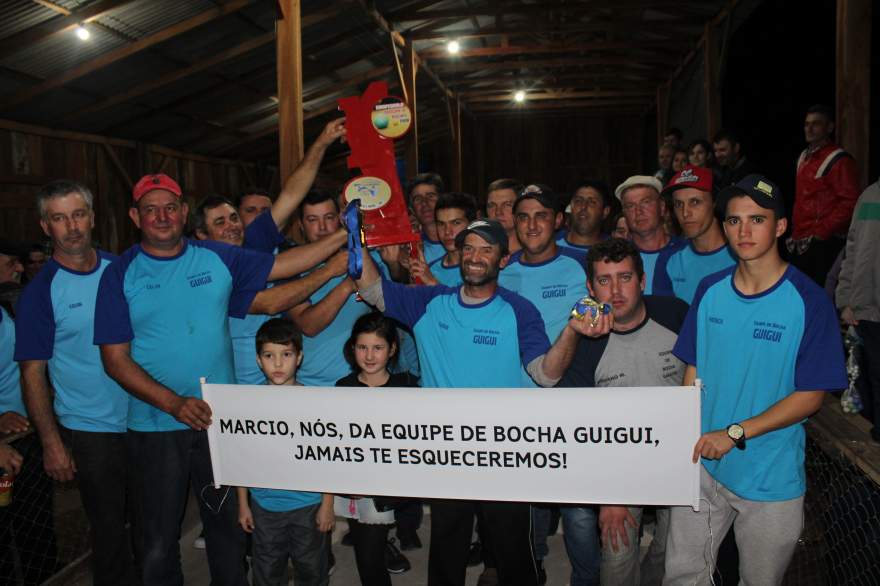 A equipe campeã homenageou com uma faixa um dos seus jogadores, recentemente falecido