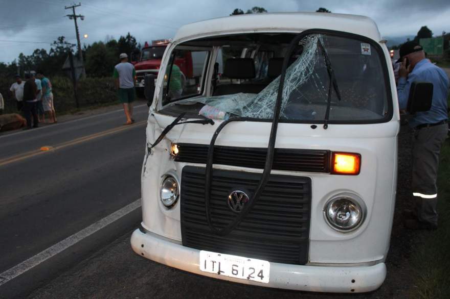 Kombi teve a frente avariada após batida - Fotos: Tiago Mairo Garcia - Folha de Candelária