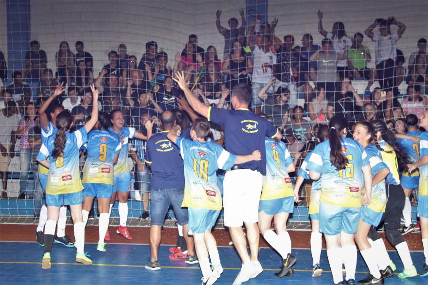 Atletas e integrantes da comissão técnica festejam o bi-campeonato do Medianeira na disputa feminina