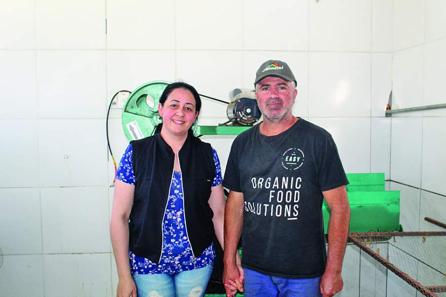 Deise e Márcio no local onde o fumo orgânico é picado antes de ser distribuído