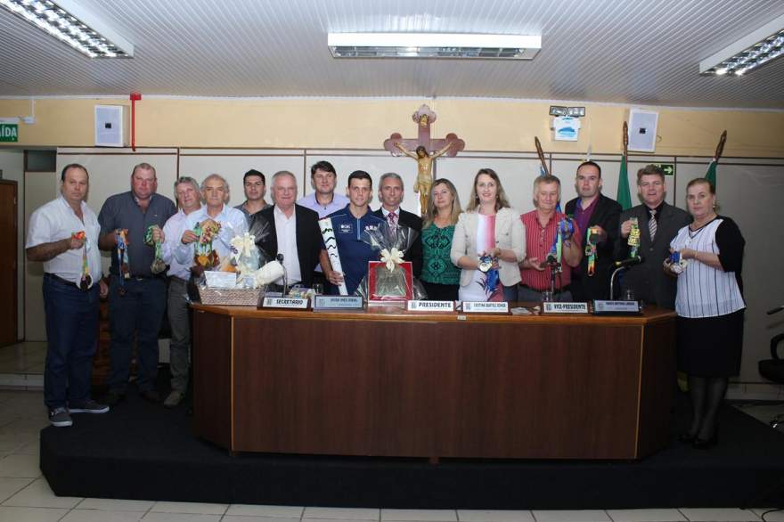 Os vereadores e o prefeito Paulo Butzge com o homenageado