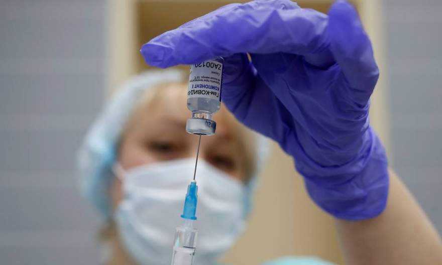 Médica segura uma seringa com a vacina Sputnik V contra a Covid-19 em clínica de uma cidade próxima de Moscou
Foto: MAXIM SHEMETOV / REUTERS