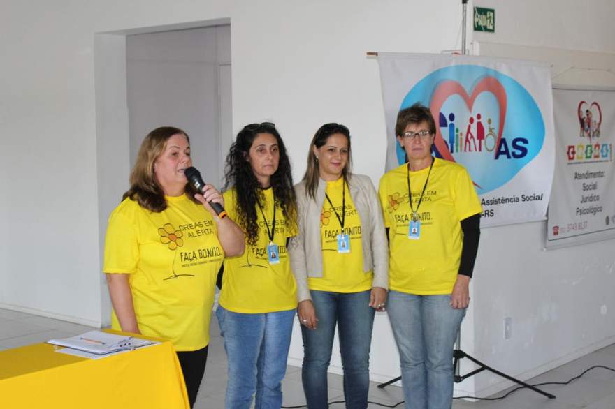 Secretaria Marta Emmel (primeira à esquerda) e equipe destacaram a importância de conscientizar a população sobre o tema