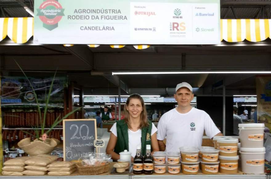 Maria Elisa e Givanildo no estande da Expodireto: empreendimento em família 