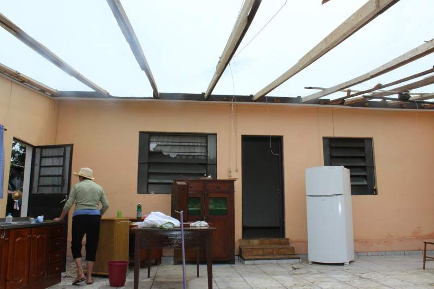 Casa na Vila Passa Sete ficou completamente destelhada - Fotos: Tiago Mairo Garcia - Folha de Candelária