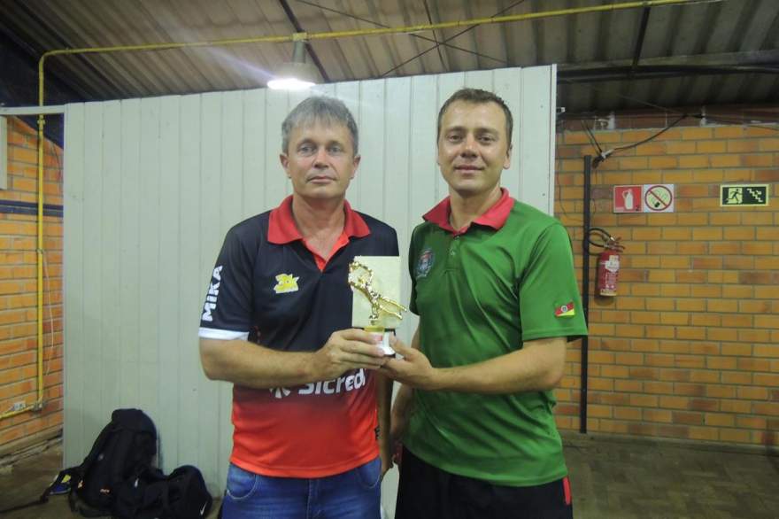 Braulio (E): representante do Quarta-Feira recebe o troféu de goleiro menos vazado 