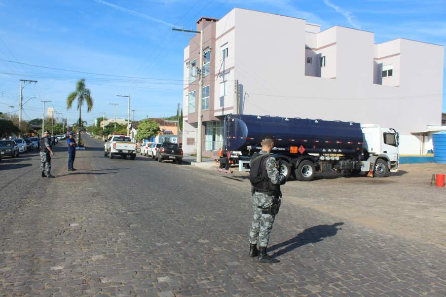 Carga com caminhão-tanque do Posto Central foi escoltada pela Brigada Militar