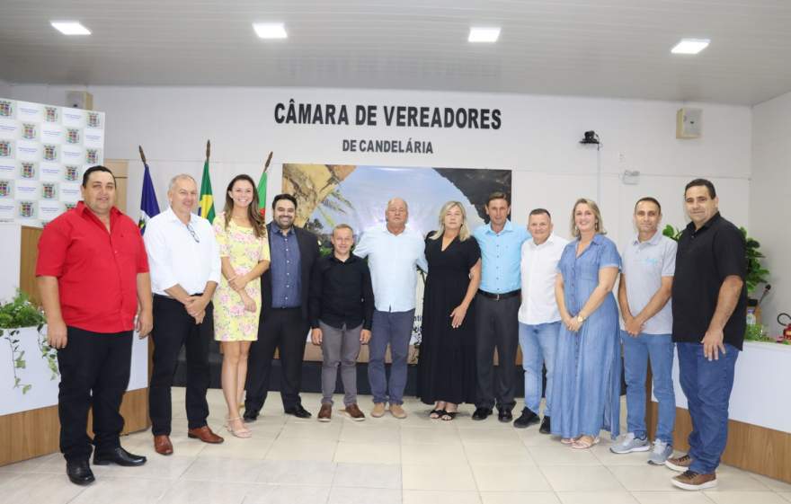 Nova composição da Câmara, já com a posse dos suplentes, junto ao prefeito Rim (Foto: Maieve Soares | AI Câmara)