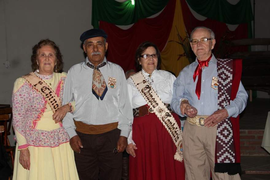 Otavina Lopes Soares e Valdomiro Oliveira Ferreira com Eloir Vidal Teixeira e Ivo dos Santos e Silva