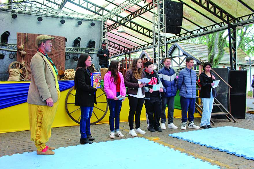 Turma esteve no palco principal da Feira do Livro para anuncia lançamento do e-book