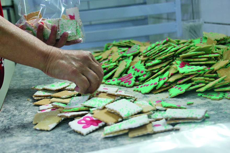 Bolachas de Natal são feitas com muito amor e carinho (Foto: Arthur L. Mallmann | Folha de Candelária)