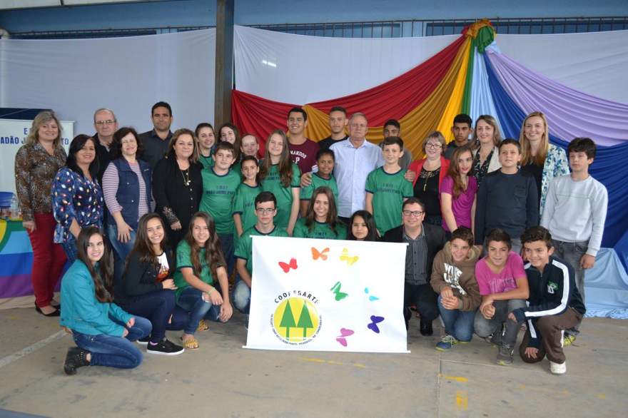 A imagem coletiva mostra os alunos e participantes da fundação da Cooperarte