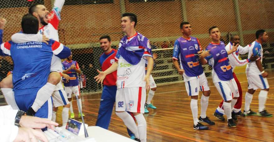 Rafa Castro comemora abraçado ao técnico Douglas o gol de pênalti no fim do jogo