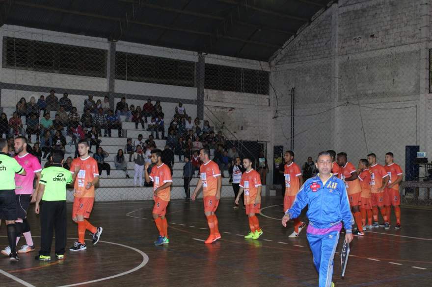 Técnico Jorginho Pimentel entra em quadra com sua prancheta: primeira derrota
