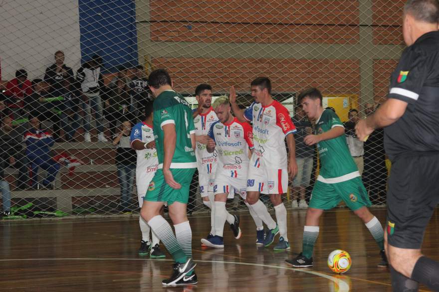 A comemoração do bonito gol marcado pelo ala Mateus Alemão