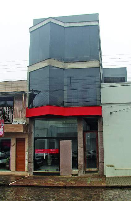 O escritório localiza-se na Rua 7 de Setembro, 334, próximo ao banco Bradesco