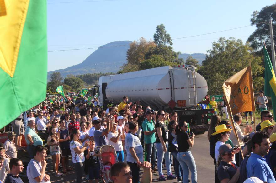 Manifestantes aplaudiram comboio com caminhões-tanque