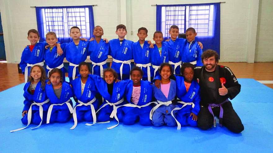 Grupo de 70 crianças estão participando da oficina de Jiu-Jitsu oferecida pelo Cecoas