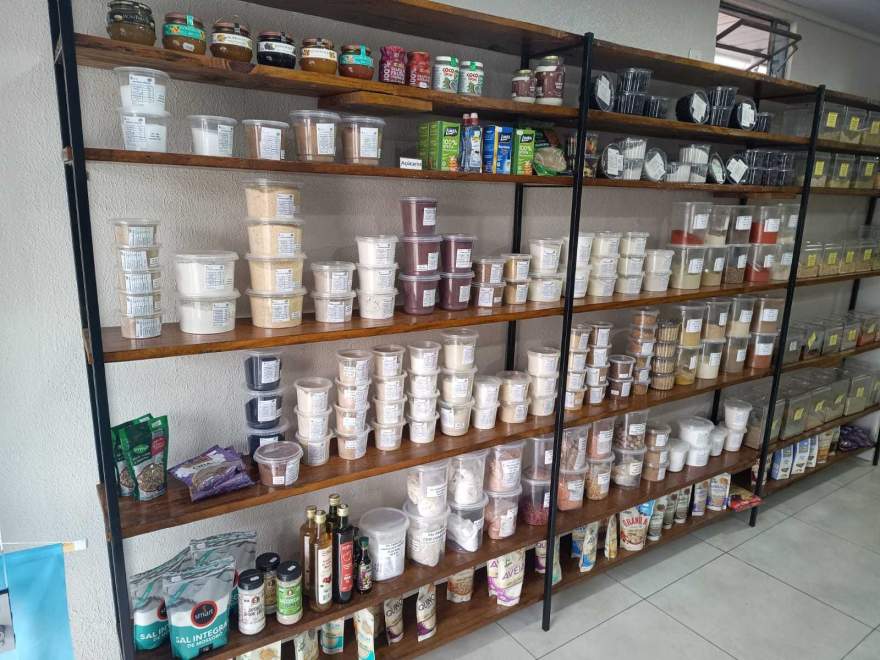 A lajo conta com uma linha ampla de produtos, com mais de 700 itens que incluem suplementos e vitaminas, chás, cereais, temperos, entre outros