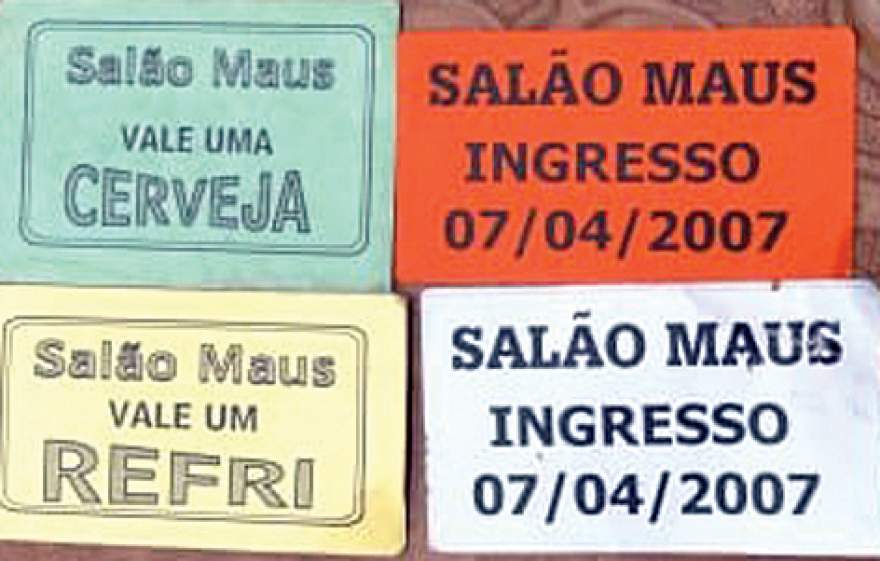 Restaram lembranças: fichas de bebidas e ingressos ainda estão guardados em algumas gavetas do salão, que atualmente é utilizado como garagem 