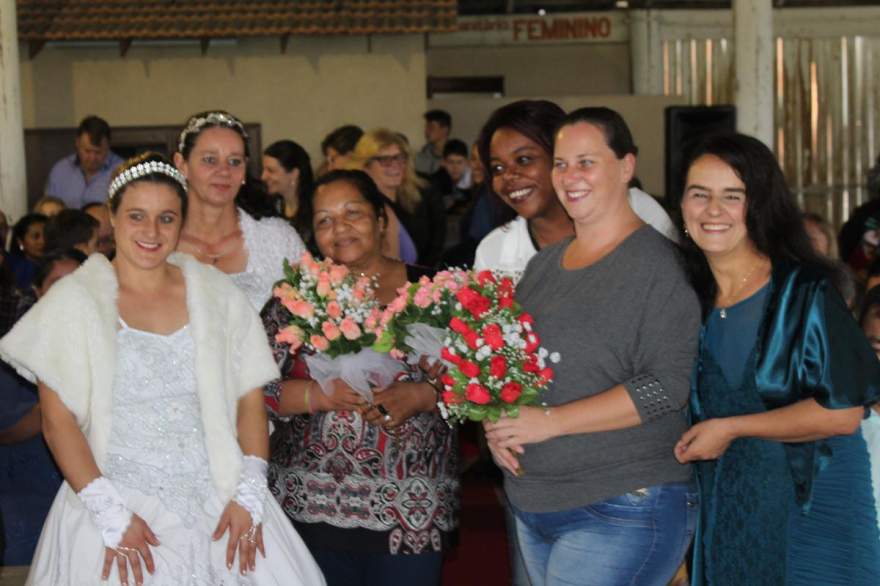 Noivas realizaram a brincadeira do buquê com solteiras presentes