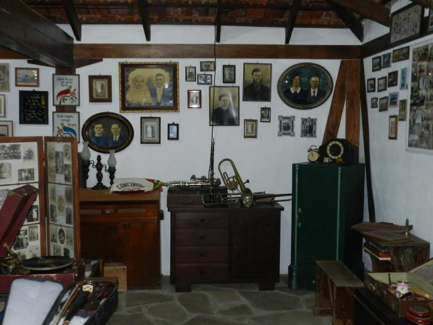 Fotografias, mapas, livros, instrumentos musicais e inúmeros outros objetos guardam em si um pouco do passado de Candelária