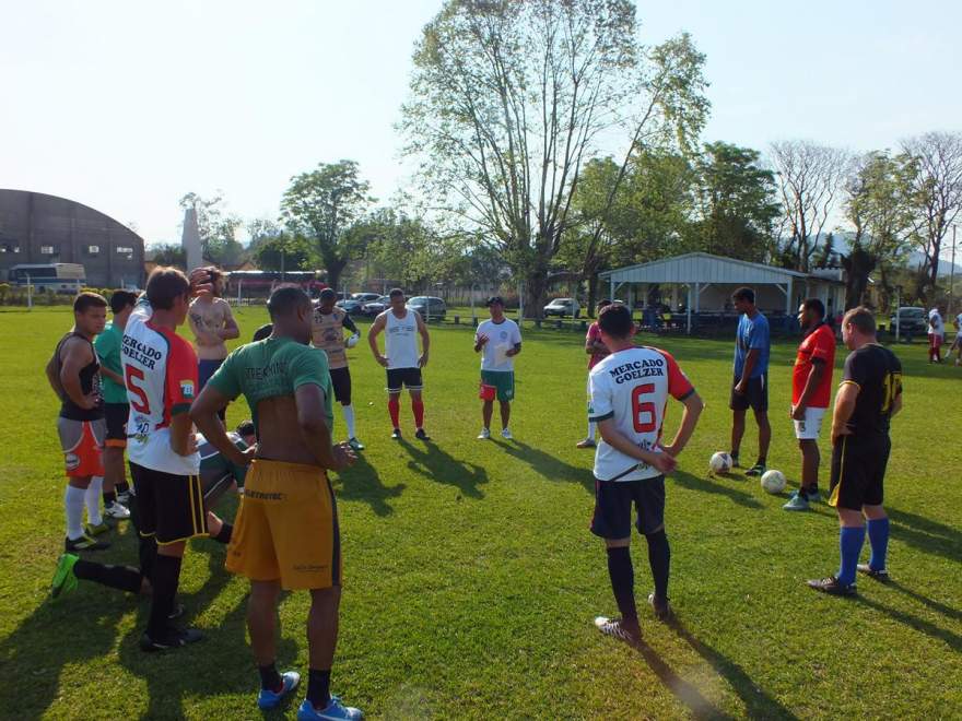 Técnico Joselito Medeiros, dos reservas, passa orientações aos jogadores