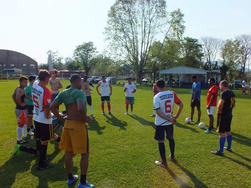 Técnico Joselito Medeiros, dos reservas, passa orientações aos jogadores