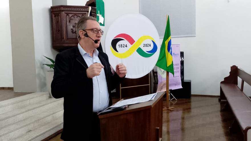 O Pr. Eliseu Teichmann falou sobre a história e o contexto da imigração alemã no Brasil