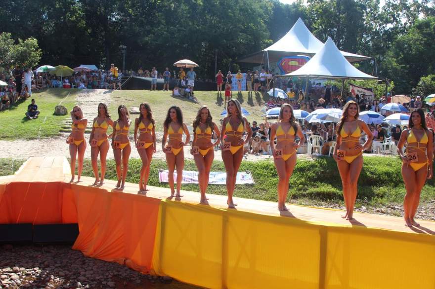 O desfile coletivo das candidatas