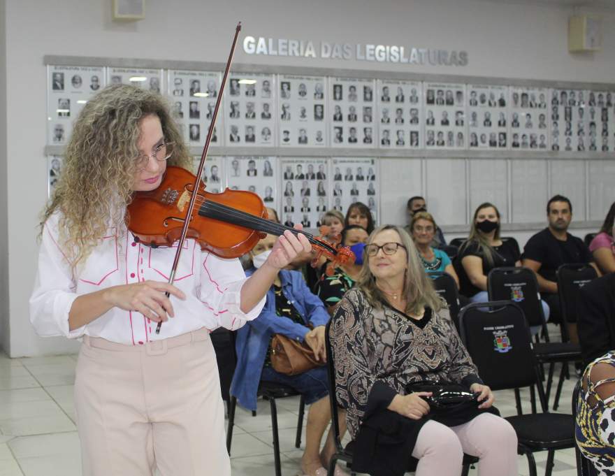 Abertura com boa música com Tatiele Henker